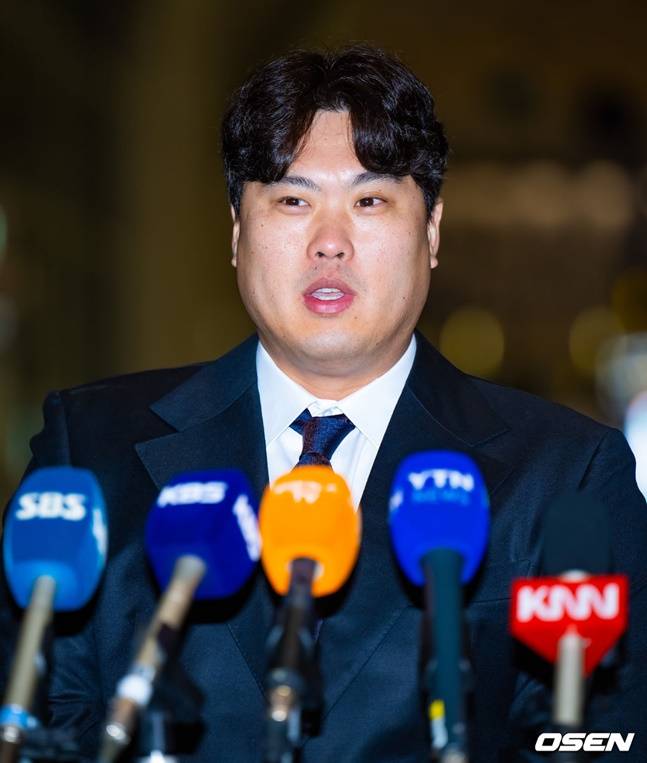 23일 한화 스프링캠프 일본 오키나와 출국 전 취재진과 인터뷰하고 있는 류현진.