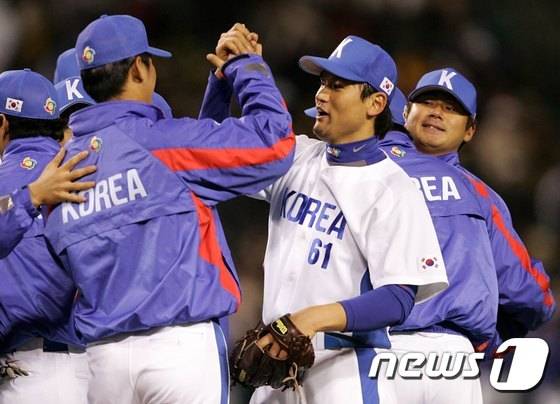 2006년 WBC에서 팀 승리를 지키는 세이브를 올리고 동료들과 기뻐하는 박찬호(가운데). /사진=뉴스1