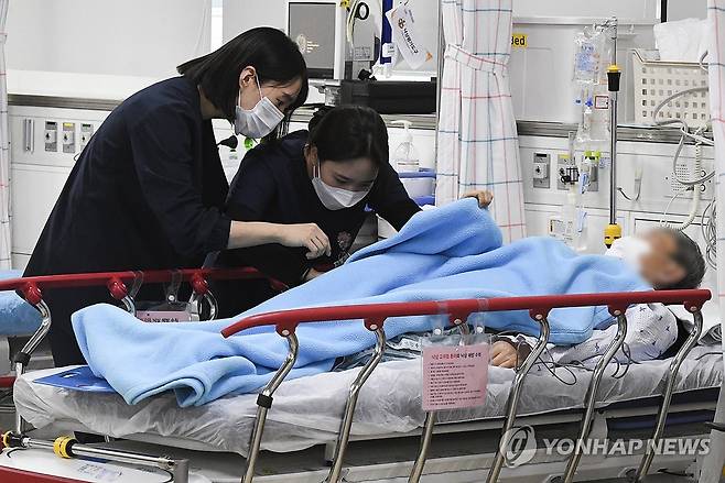 민간인 환자 돌보는 국군수도병원 의료진 (성남=연합뉴스) 전공의들의 집단 사직으로 의료대란이 가시화하면서 정부가 군 병원 12곳 응급실을 민간인에게 개방한 20일 오후 의료진들이 경기 성남시 국군수도병원 응급실에서 민간인 환자를 돌보고 있다. 2024.2.20 [사진공동취재단] photo@yna.co.kr