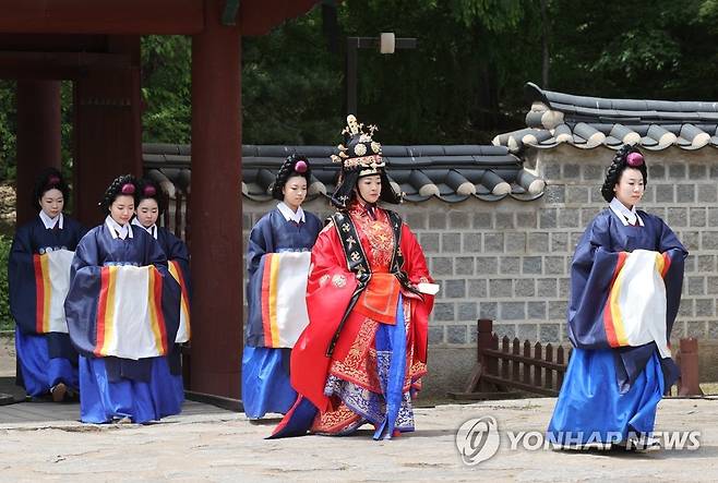 종묘서 열린 '묘현례' 창작극 지난해 열린 '1703 조선의 왕비, 문안드립니다' 묘현례 창작극. 모현례는 왕비나 세자빈이 혼례를 마친 뒤 종묘에서 제사를 지내는 의례를 뜻한다. [연합뉴스 자료사진]