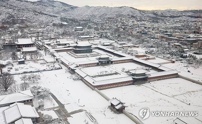 밤사이 내린 눈으로 덮인 경복궁 (서울=연합뉴스) 김도훈 기자 = 서울 전역에 대설주의보가 내려진 22일 오전 서울 경복궁이 밤사이 내린 눈으로 덮여 있다. 
    기상청은 이날 전국 대부분 지역에 비 또는 눈이 내릴 것으로 예보했다. 2024.2.22 superdoo82@yna.co.kr