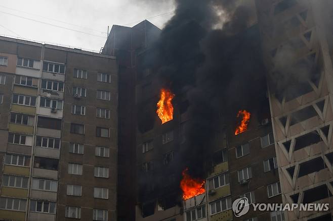 러시아 미사일 공격에 불타는 우크라이나 키이우 아파트 [로이터=연합뉴스 자료사진]