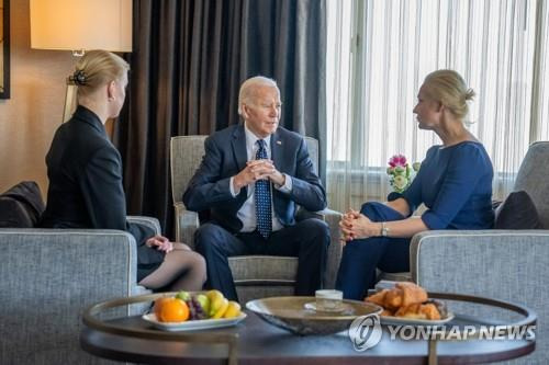 故 나발니 유족과 만난 바이든 美 대통령 (샌프란시스코 AFP=연합뉴스) 조 바이든 미국 대통령이 22일(현지시간) 캘리포니아주 샌프란시스코에서 옥중 사망한 러시아 야권 지도자 알렉세이 나발니의 부인 율리아 나발나야(오른쪽)와 딸 다샤 나발나야를 만나고 있다. 다샤는 스탠퍼드대에 재학 중인 것으로 알려졌다. 2024.02.23 passion@yna.co.kr