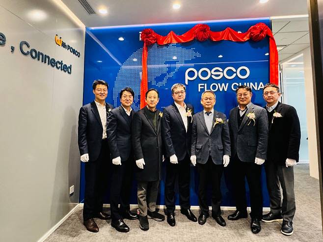 지난 23일 중국 상하이에서 열린 포스코플로우 차이나 법인 출범식에서 참석자들이 제막 후 기념촬영을 하고 있다. 사진 왼쪽부터 이재율 포스코플로우 차이나 법인장, 심준보 포스코인터내셔널 총괄법인장, 변상칠 중국통합가공센터 법인장, 하종범 포스코플로우 철강물류 실장, 송용삼 POSCO-China 대표법인장, 김재봉 하강포항기차판유한공사 법인장, 김용욱 장가항불수강유한공사 실장.(사진=포스코플로우)