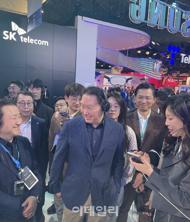 최태원 SK회장(가운데)과 노태문 삼성전자 MX사업부장(사장·왼쪽)이 26일 MWC24 삼성전자 전시장에서 이야기를 나누며 웃고 있다.(사진=김혜미 기자)