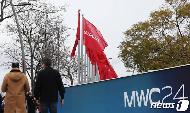 세계 3대 전자·IT 전시 중 하나인 '모바일 월드 콩그레스(MWC) 2024’ 개막을 하루 앞둔 25일 오후(현지시간) 스페인 바르셀로나 피아 그란 비아 전시장에 세계이동통신사업자연합회(GSMA) 깃발이 흔들리고 있다. 2024.2.25/뉴스1 ⓒ News1 김민지 기자