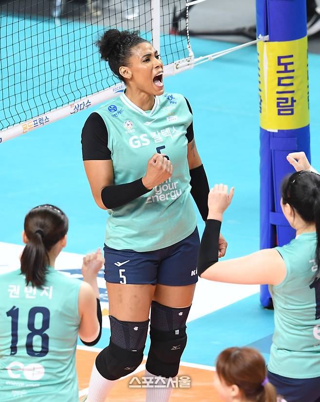 GS칼텍스 실바가 2일 서울 장충체육관에서 열린 2023-2024 V리그 여자부 흥국생명과 경기에서 득점을 한 뒤 기뻐하고 있다. 2024. 2. 2.  장충 | 박진업 기자 upandup@sportsseoul.com