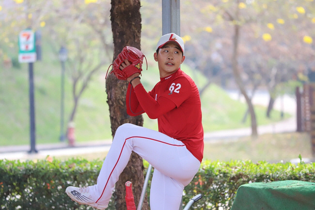 26일 대만 자이 난화대학야구장에서 피칭하는 최수호. 사진=SSG 랜더스