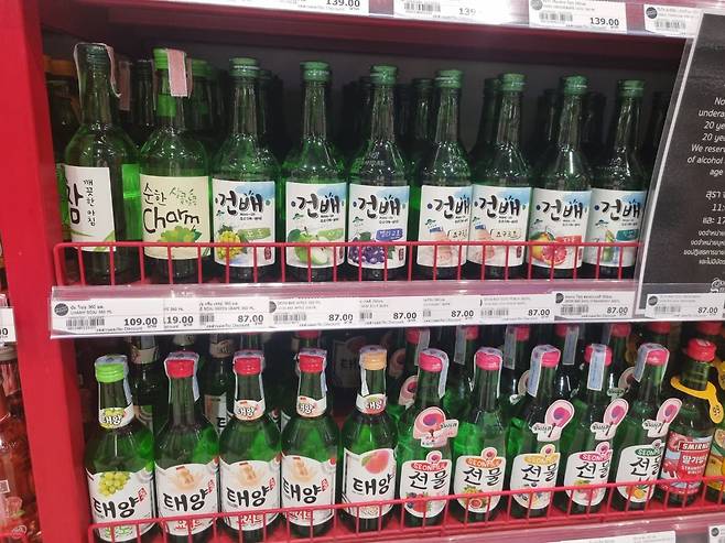 태국 방콕 대형마트 식품 매장에 진열된 여러 종류의 짝퉁소주./최효정 기자