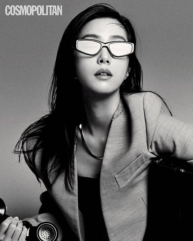 재킷 가격미정 페라가모. 이너 톱, 목걸이, 선글라스 스타일리스트 소장품