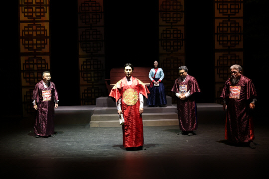 지난 25일 극단 홍시가 대한민국 연극제 대전대회에서 '사문난적' 연극을 하고 있는 모습. 대전연극협회 제공