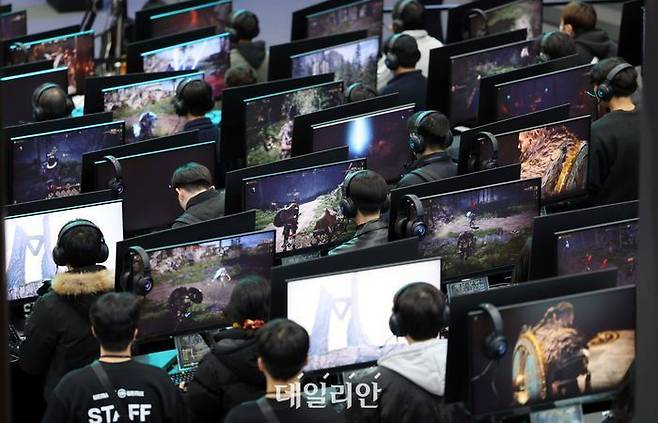 국제게임전시회 지스타 2023가 개막한 지난해 11월 부산 해운대구 벡스코 야외전시장에 관람객들이 신작 게임을 즐기고 있다. ⓒ뉴시스