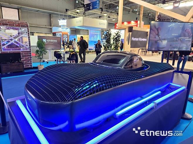 26일 스페인 바르셀로나에서 개막한 MWC24 전시관 6홀에 미국 항공전문기업 알레프 에어로노틱스 플라잉카 시제품이 전시된 모습