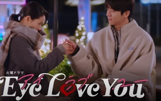 ‘아이 러브 유’에 나오는 손가락 약속(사진), 무심하게 꽃 건네기 등이 한국의 연애 방식으로 해석되며 화제를 모으고 있다. 유튜브 갈무리