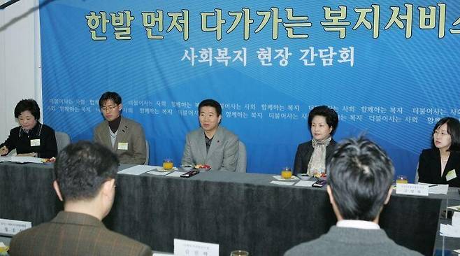 2005년 12월29일 노무현 대통령은 서울 등촌 종합사회복지관을 찾아 사회복지공무원, 사회복지사, 자원봉사자 등과 간담회를 갖고 사회복지 전달체계의 현황 및 문제점 등에 대한 의견을 청취했다. 노 대통령은 이 자리에서 “저도 직접 확인해보고 도와줄 것이 없는지 찾으러 왔다”며 “아는 것과 느끼는 것은 다르고, 느낌을 가져보려고 왔다”며 이날 민생현장 방문의 취지를 설명했다. 노무현사료관 제공