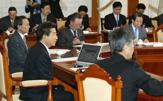 2004년 11월10일 노무현 대통령이 ‘일을 통한 빈곤탈출 지원방안’을 주제로 제56회 국정과제 회의를 열고, 근로장려세제를 2007년부터 시범적으로 시행하기로 했다. 노 대통령, (대통령 오른쪽으로)이정우 정책기획위원장, (대통령 왼쪽으로)이해찬 국무총리, 이헌재 재정경제부 장관, 김근태 보건복지부 장관.