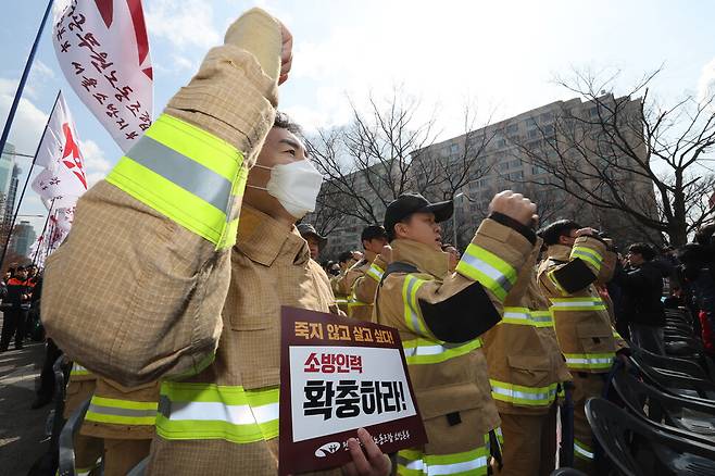 전국공무원노동조합 소방본부 소속 소방관들이 26일 오후 서울 영등포구 여의도 KDB산업은행 본점 앞에서 열린 총궐기대회에서 소방 인력 증원과 소방 조직 국가직화 등을 촉구하고 있다. 신소영 기자 viator@hani.co.kr