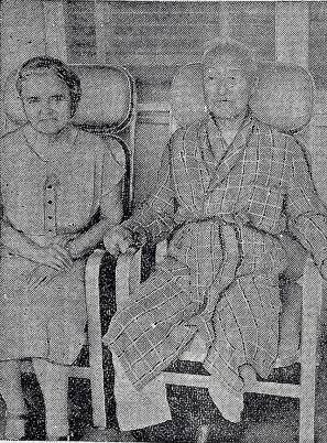 환자복을 입고 부인과 나란히 앉아 포즈를 취하는 이승만 전 대통령.