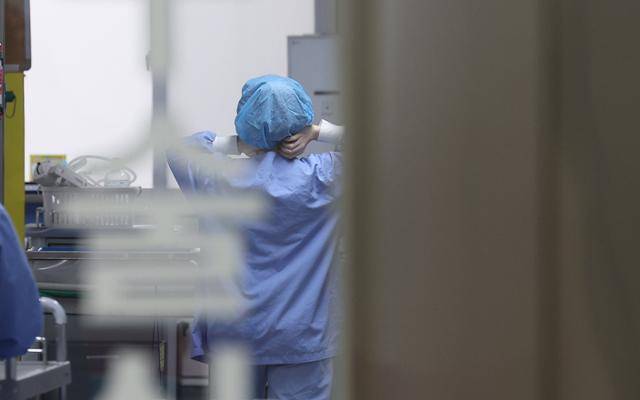 전공의 집단 이탈 일주일째인 26일 대구의 한 종합병원 수술실에서 의료진이 자신의 목을 주무르고 있다. 대구=연합뉴스