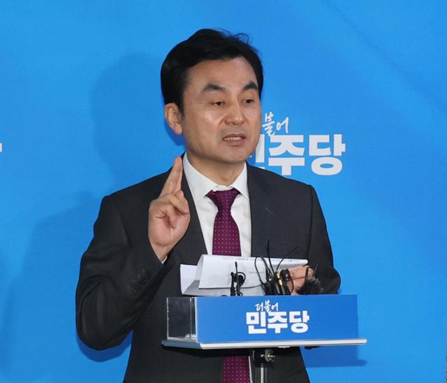 안규백 더불어민주당 전략공천관리위원장이 21일 국회에서 제5차 전략공관위 회의 결과 브리핑을 하고 있다. 뉴스1