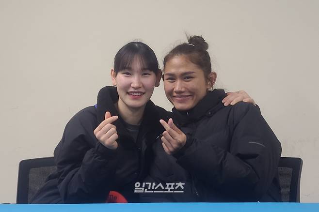 25일 장충 IBK기업은행전 승리 후 인터뷰를 가진 GS칼텍스 안혜진과 다린. 장충=윤승재 기자