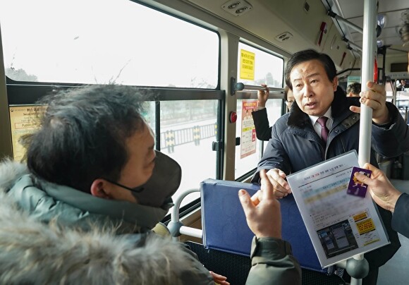 박홍률 목포시장(오른쪽)이 26일 시내버스에 탑승해 노선개편에 따른 시민들의 의견을 듣고 있다. [사진=목포시]
