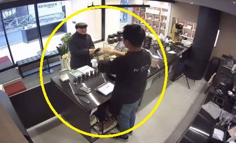개업한 카페에서 꽃 배달을 온 어르신과 카페 사장 간의 훈훈한 사연이 전해졌다. 사진은 CCTV 캡쳐 [사진=보배드림 캡쳐]
