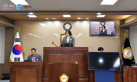 오늘 윤순옥 의장이 제298회 양평군의회 임시회 폐회를 선언하고 있다. [사진=양평군의회]