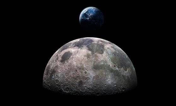 우주 속에 떠 있는 달과 지구. 행성 테이아와 지구의 충돌로 달이 생겨난 것이란 연구가 있다. [사진 셔터스톡]