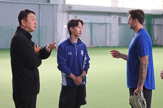 코너 시볼드와 이야기하는 정민태 삼성 투수코치. 사진 삼성 라이온즈