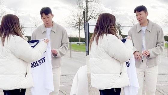 현재는 구하기 힘든 레트로 유니폼에 사인 요청을 하는 팬에게 망칠까봐 정중하게 거절하는 손흥민. 엑스 @QU0KKA_7 영상 캡처