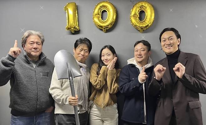 '파묘'가 24일 하루 동안 74만 관객을 모으며 누적관객 100만명을 돌파했다. 사진출처=쇼박스 SNS