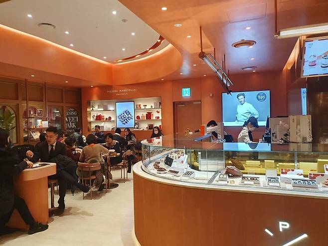 Belgian luxury chocolate ‘Pierre Marcolini’ store in Gangnam branch of Shinsegae Department Store. [Photo by Lee Hyo-seok]