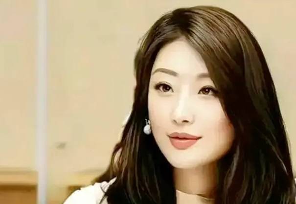 한때 중국 최고 부자 자리에 오르기도 했던 와하하그룹의 쭝칭허우 회장이 79세의 일기로 사망하면서 그의 외동딸이 경영권을 승계할 전망이다. [사진출처 = SNS]