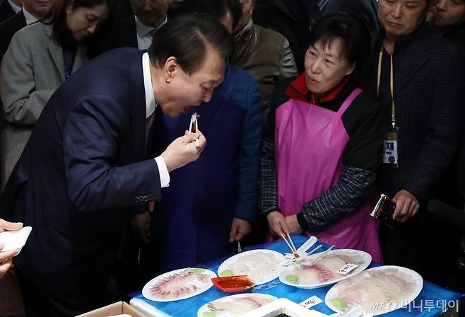 [서산=뉴시스] 조수정 기자 = 윤석열 대통령이 26일 충남 서산 동부전통시장을 방문해 활어가게에서 아나고를 시식하고 있다. 2024.02.26. chocrystal@newsis.com