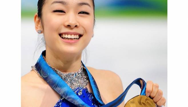 2010년 2월26일 밴쿠버 동계올림픽 피겨 여자 싱글 프리스케이팅 경기에서 김연아 선수가 총점 228.56점으로 세계신기록을 경신했다. 사진은 김연아 선수가 금메달을 손에 쥔채 기뻐하는 모습. /사진=뉴시스