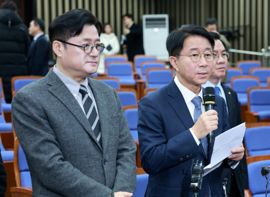 조정식 더불어민주당 사무총장이 1월 3일 오전 서울 여의도 국회에서 열린 비공개 비상의원총회를 마치고 이재명 대표의 피습 사건과 관련 브리핑 하고 있다. 뉴시스