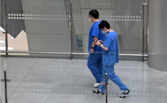 지난 19일 서울 시내의 한 대형병원에서 의료진이 이동하고 있다. 임세준 기자