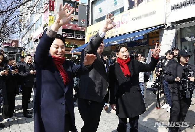 [인천=뉴시스] 김동영 기자 = 원희룡 전 국토교통부 장관과 인요한 전 국민의힘 혁신위원장, 이천수 후원회장이 26일 오전 인천 계양구 한 거리에서 시민들의 지지를 호소하고 있다. 2024.02.26. dy0121@newsis.com