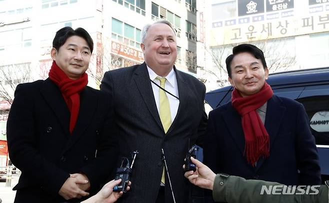 [인천=뉴시스] 김동영 기자 = 원희룡 전 국토교통부 장관과 인요한 전 국민의힘 혁신위원장, 이천수 후원회장이 26일 오전 인천 계양구 한 거리에서 시민들의 지지를 호소하고 있다. 2024.02.26. dy0121@newsis.com