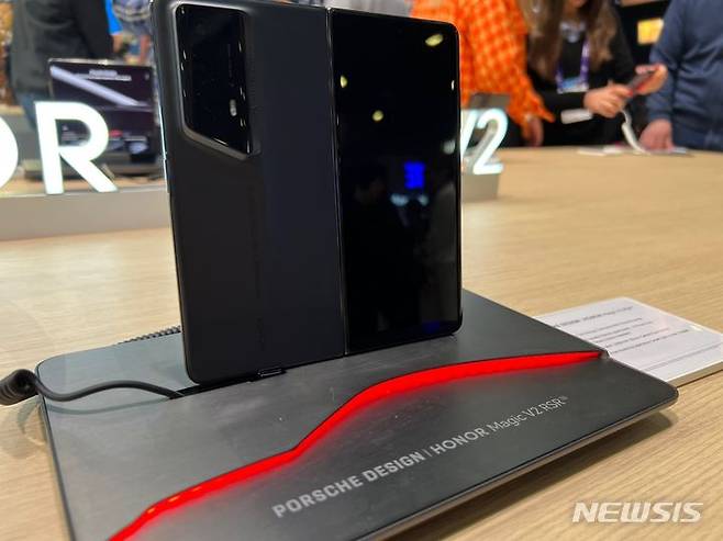 [바르셀로나(스페인)=뉴시스]아너가 스페인 바르셀로나에서 열린 세계 최대 이동통신 박람회 MWC2024에서 폴더블폰 '아너 매직 V2 RSR' 포르쉐 디자인 모델을 공개했다. (사진=심지혜 기자)