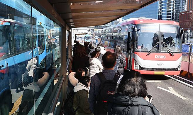 26일 서울역버스종합환승센터에서 시민들이 버스를 이용하고 있다. 연합뉴스