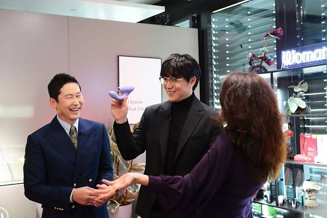 가수 성시경(가운데)이 막걸리 사업, ‘19금 예능’ 포맷 진행 등 파격 도전을 이어가고 있다. 사진은 성(性) 소재를 내세운 ‘성+인물’ 시즌3의 한 장면. 사진제공｜넷플릭스