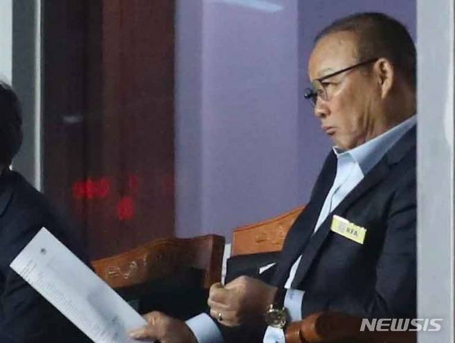 박항서 전 베트남 축구대표팀 감독이 지난 2023년 10월 7일 수원월드컵경기장에서 열린 하나은행 초청 축구 국가대표 평가전 대한민국과 베트남의 경기에서 경기를 지켜보고 있다. /사진=뉴시스