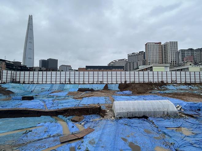 '백제 우물'이 발견된 현장 (서울=연합뉴스) 김예나 기자 = 서울 송파구 방이동 52번지일대 노후공공청사 복합개발사업 부지 모습. 2021년 7월부터 일대를 발굴 조사한 결과 한성 도읍기(기원전 18년∼475년) 시절 만든 것으로 추정되는 목조 우물을 비롯해 주거지와 도로 흔적이 확인됐다. 사진은 지난 21일 발굴 조사 현장에서 촬영한 것. 2024.2.26
yes@yna.co.kr