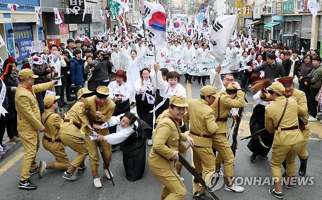 부산 일신여학교 3·1 만세운동 재현 [연합뉴스 자료사진]