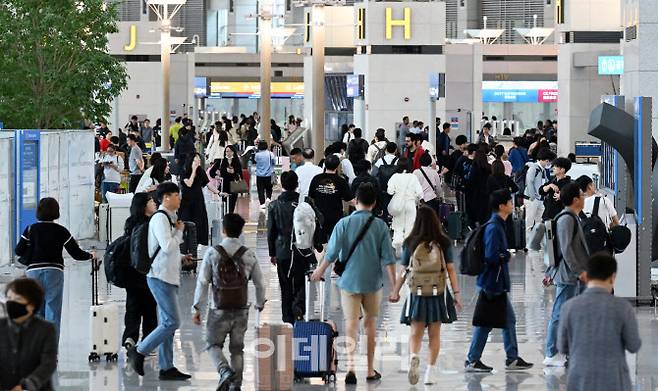 [이데일리 방인권 기자] 추석 황금연휴를 앞둔 지난해 9월25일 인천국제공항 1터미널 출국장이 해외 여행을 떠나려는 여행객들로 붐비고 있다.