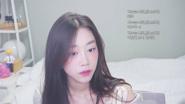 - 아프리카TV BJ 데뷔 방송을 진행한 러블리즈 멤버 서지수 [출처: 떠지수 방송 中]