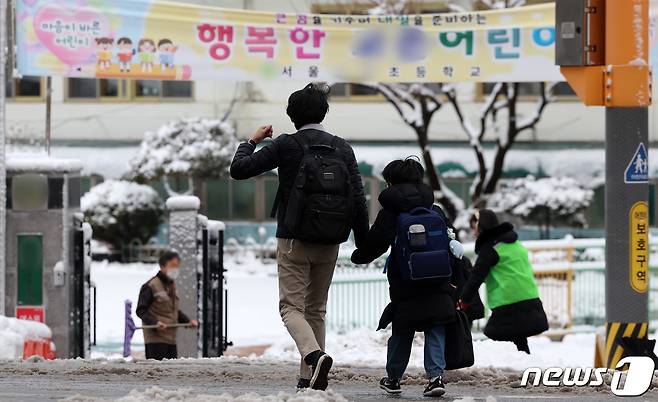 서울의 한 초등학교로 학생들이 등교하는 모습./뉴스1 ⓒ News1 김진환 기자