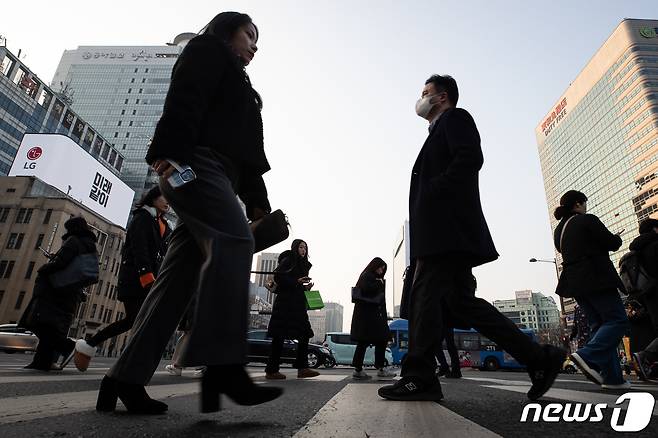 서울 세종대로사거리에서 직장인들이 출근길 발걸음을 옮기고 있다. 2024.2.13/뉴스1 ⓒ News1 유승관 기자
